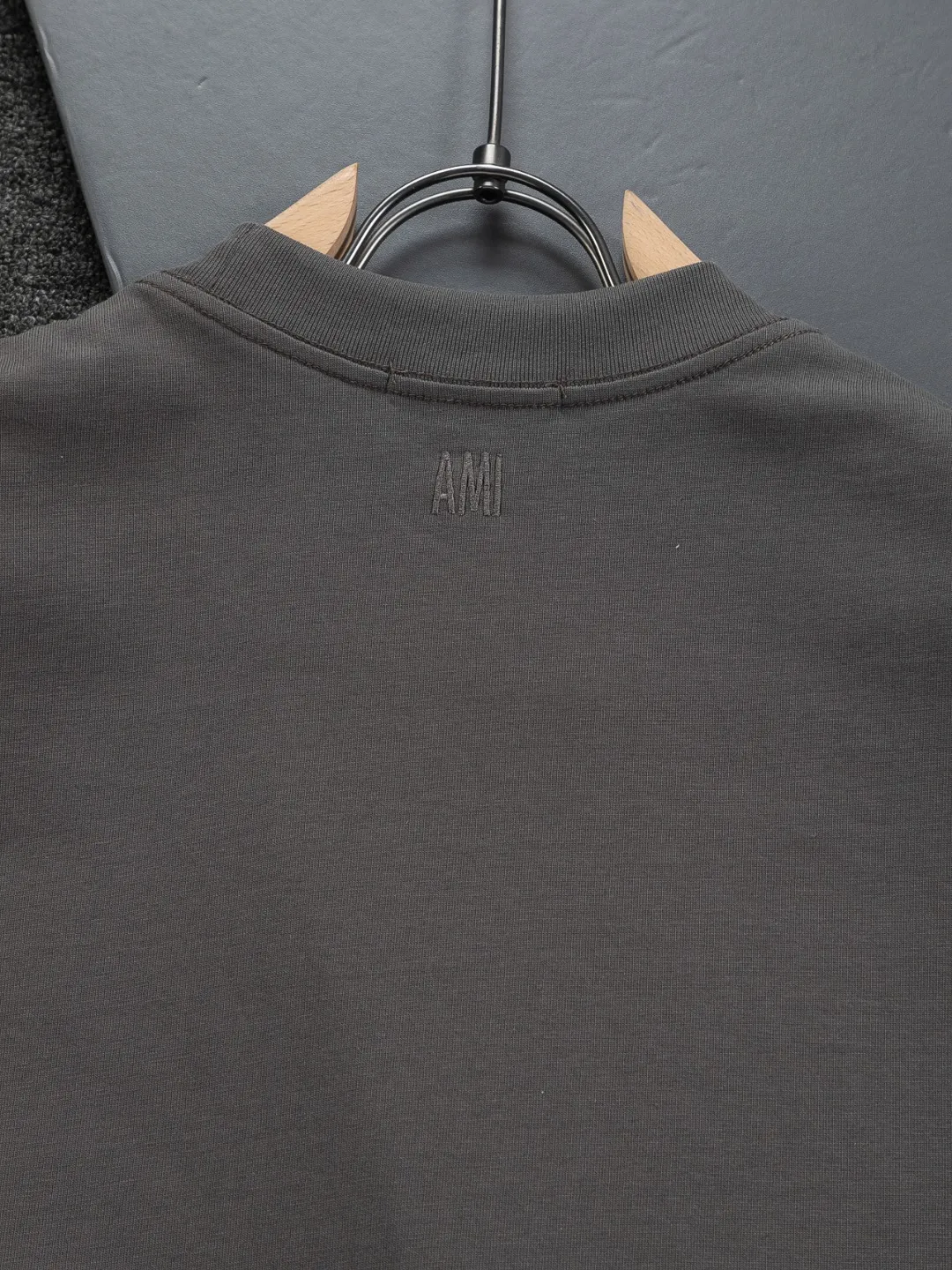 AMI Paris Ami ami Amy love micro-wide version S-XL LV 26ss new products are available at the counter simultaneously. Multiple craftsmanship. Red small love logo on the chest🪡 embroidery. Round neck short-sleeved T-shirt, same style for men and women! Consigned to one-to-one creation. Synchronized with the official website, pure cotton fabrics at the counter! It is close to the skin and comfortable, durable and easy to wear. It has a classic simple logo design and meticulous original craftsmanship. Short-sleeves, a must-have item for men, are not the same as the general public, but must be unique and eye-catching. This LV short-sleeve is of top quality, comfortable, consistent style, fashionable, including fabrics and tailoring techniques. We have put a lot of effort into it! 320 grams of washed pure cotton fabric, pure cotton Breathable, very refreshing and comfortable for daily wear. The rib knitting on the neckline is smooth and tight, and the neckline will not be skewed if you toss it at will. The loose version, you will find that it really looks good on the upper body, the overall is minimalist and neat, super daily Versatile! Pair it casually with a pair of pants for a youthful look. A T-shirt will make your outfit crazy. It is a fashionable item that can never go wrong! Color: Black White Gray Blue Pink Size: S-XL Size chart: S: Shoulder width 50-Bust 56-Length 70 M: Shoulder width 52-Bust 57-Length 72 L: Shoulder width 54-Bust 59-Length 74 XL: Shoulder width 56-Bust 62-Length 76